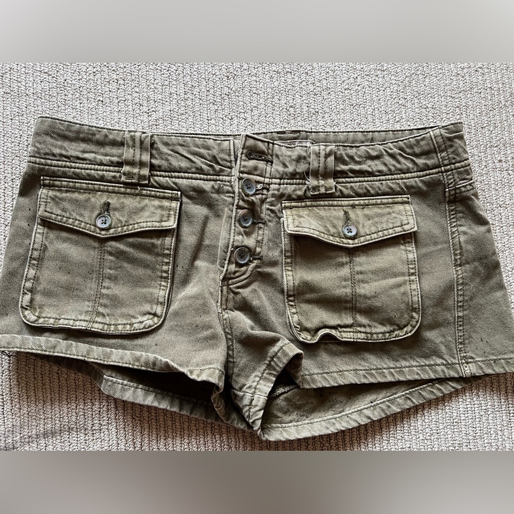 Free people Cora button front denim shorts. Olive green size 31